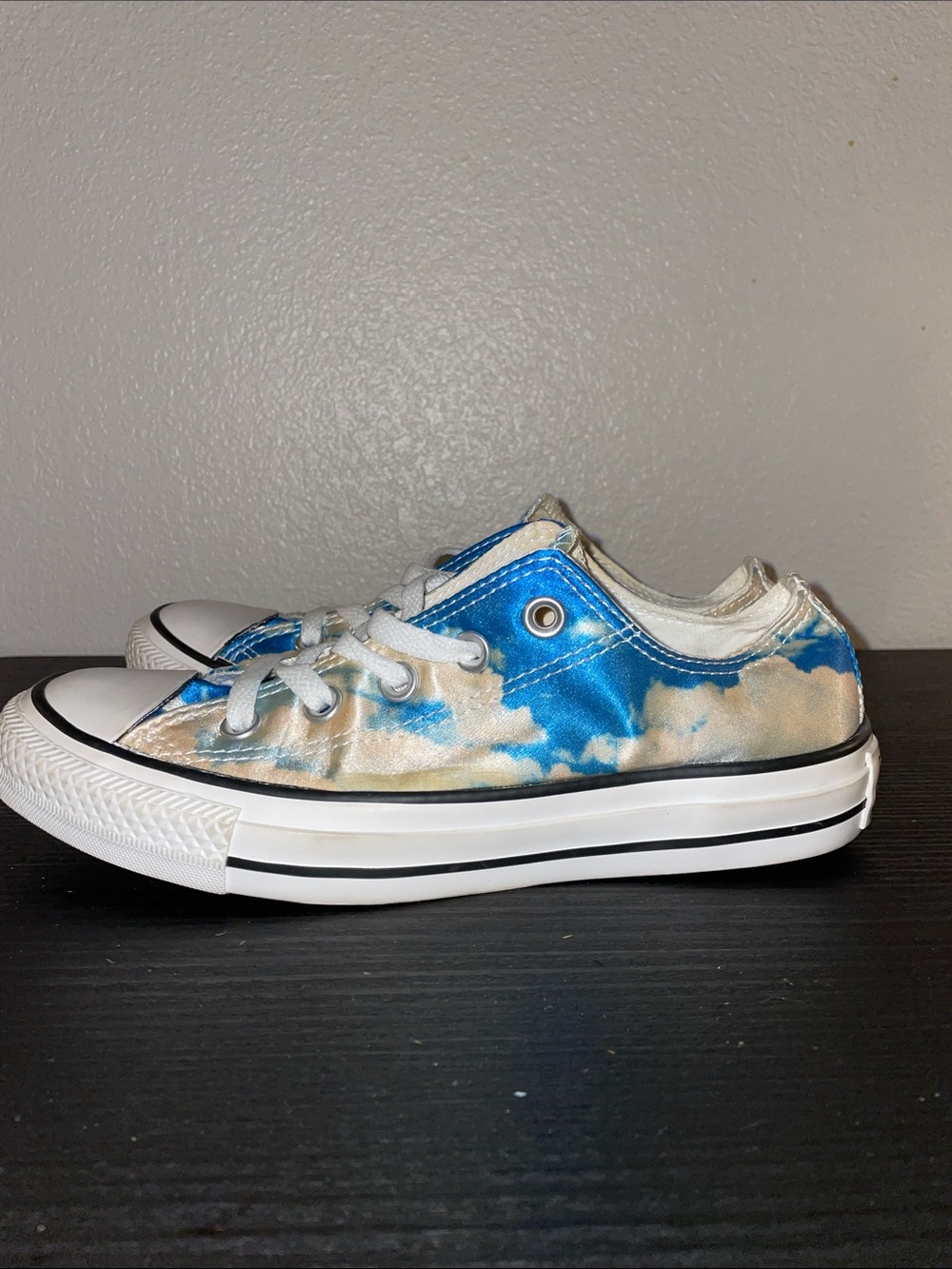 Converse Women Low Top Sneakers in Sky Blue and Cream Cloud Print • Sz 6 - Picture 3 of 7